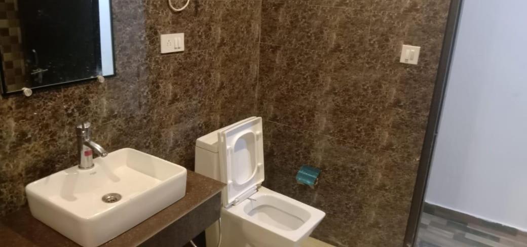Hotel Stay Well Banikhet Luaran gambar