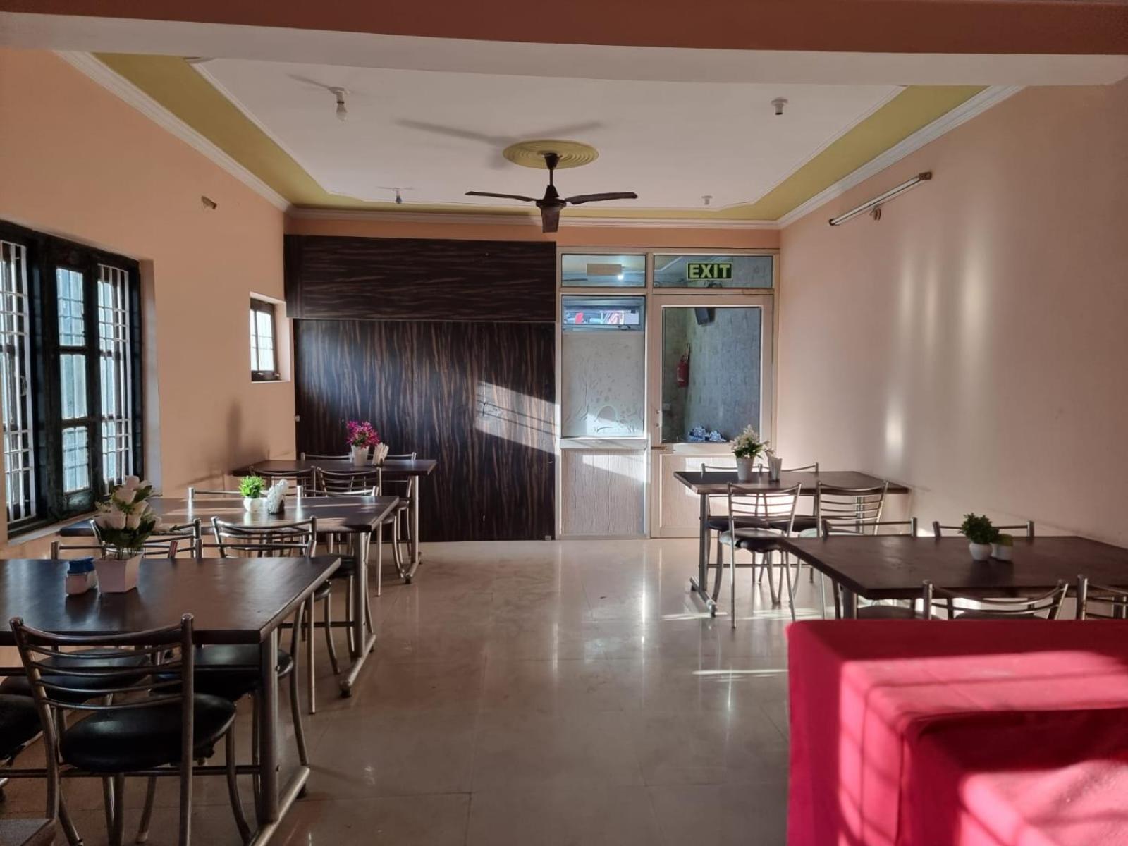 Hotel Stay Well Banikhet Luaran gambar
