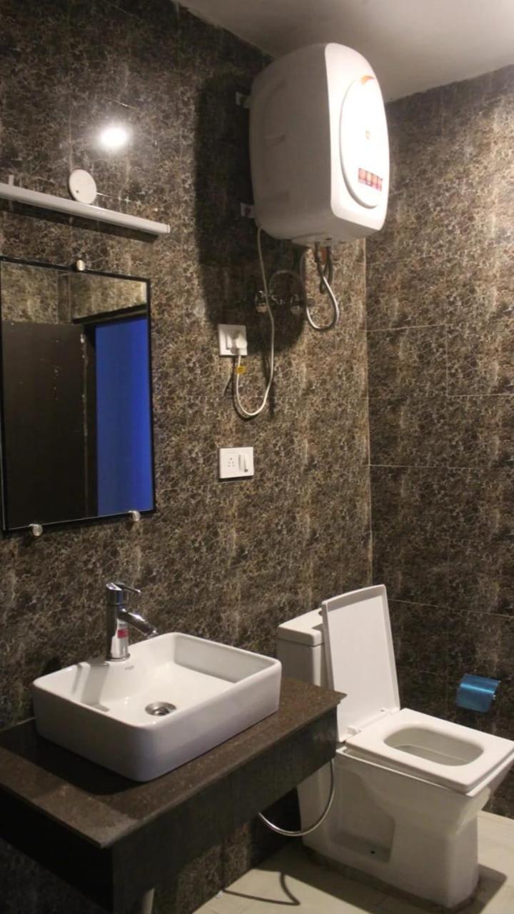 Hotel Stay Well Banikhet Bilik gambar